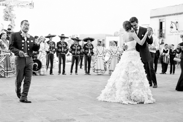 first-dance-in-the-street-zacatecas-mexico-wedding-23