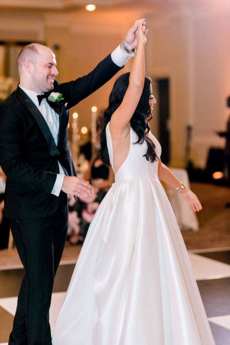 first dance between bride and groom