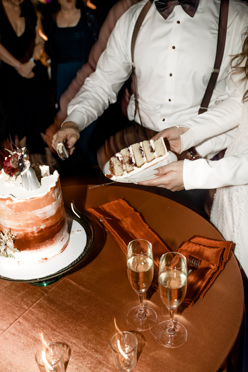 one tier wedding cake slices