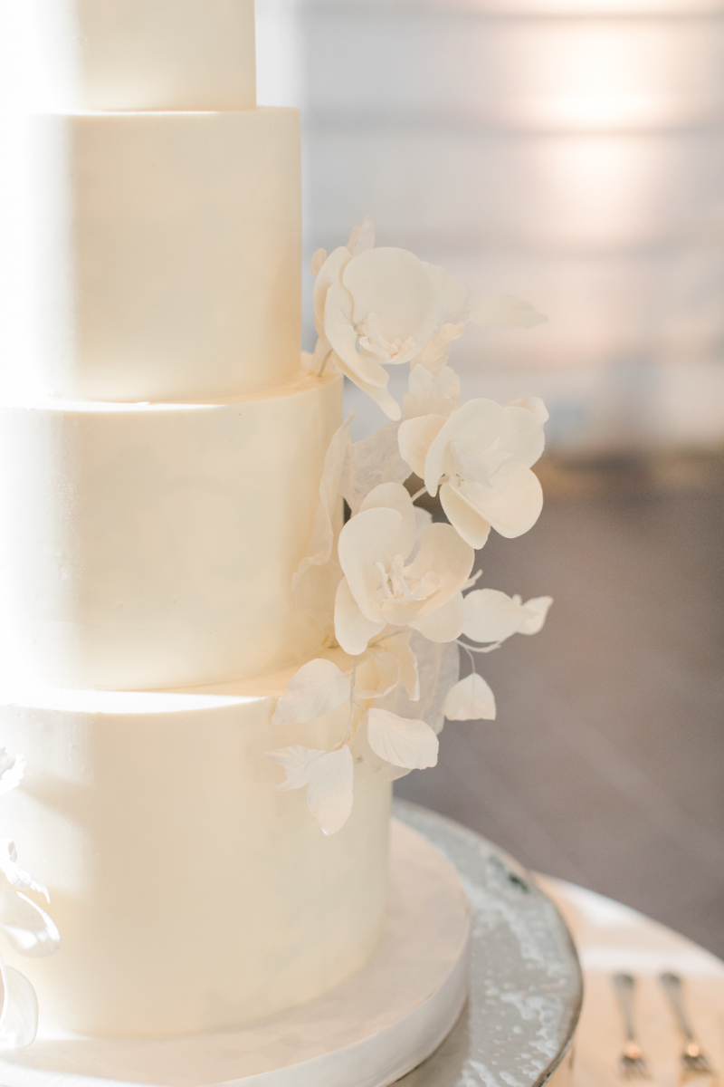 WHITE FLORAL WEDDING CAKE AT WEDDING RECEPTION AT NATIONAL PORTRAIT GALLERY