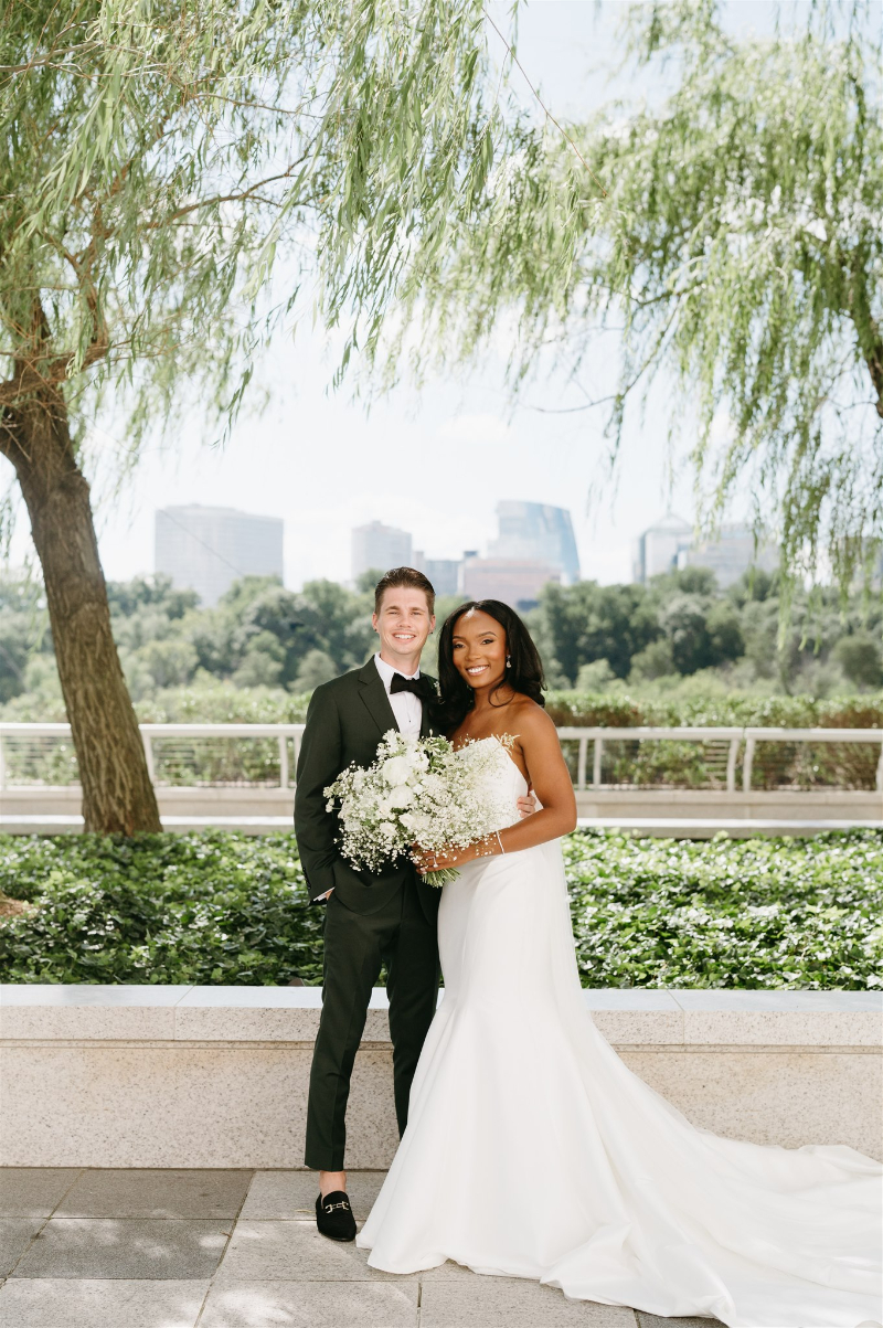 BRIDE AND GROOM OUTDOOR PORTRAITS AT THE KENNEDY CENTER