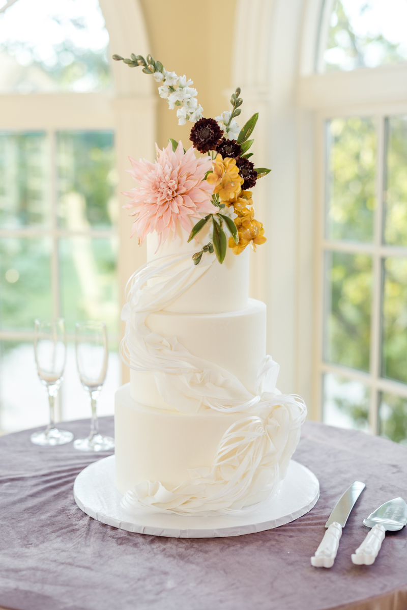 WEDDING CAKE AT WEDDING RECEPTION AT MORIAS VINEYARD