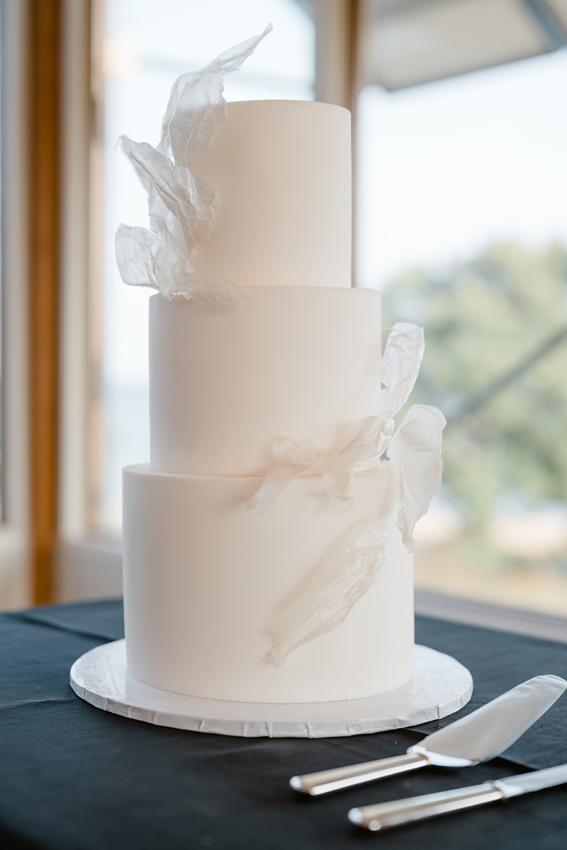 WEDDING CAKE AT WEDDING RECEPTION AT CHESAPEAKE BAY FOUNDATION